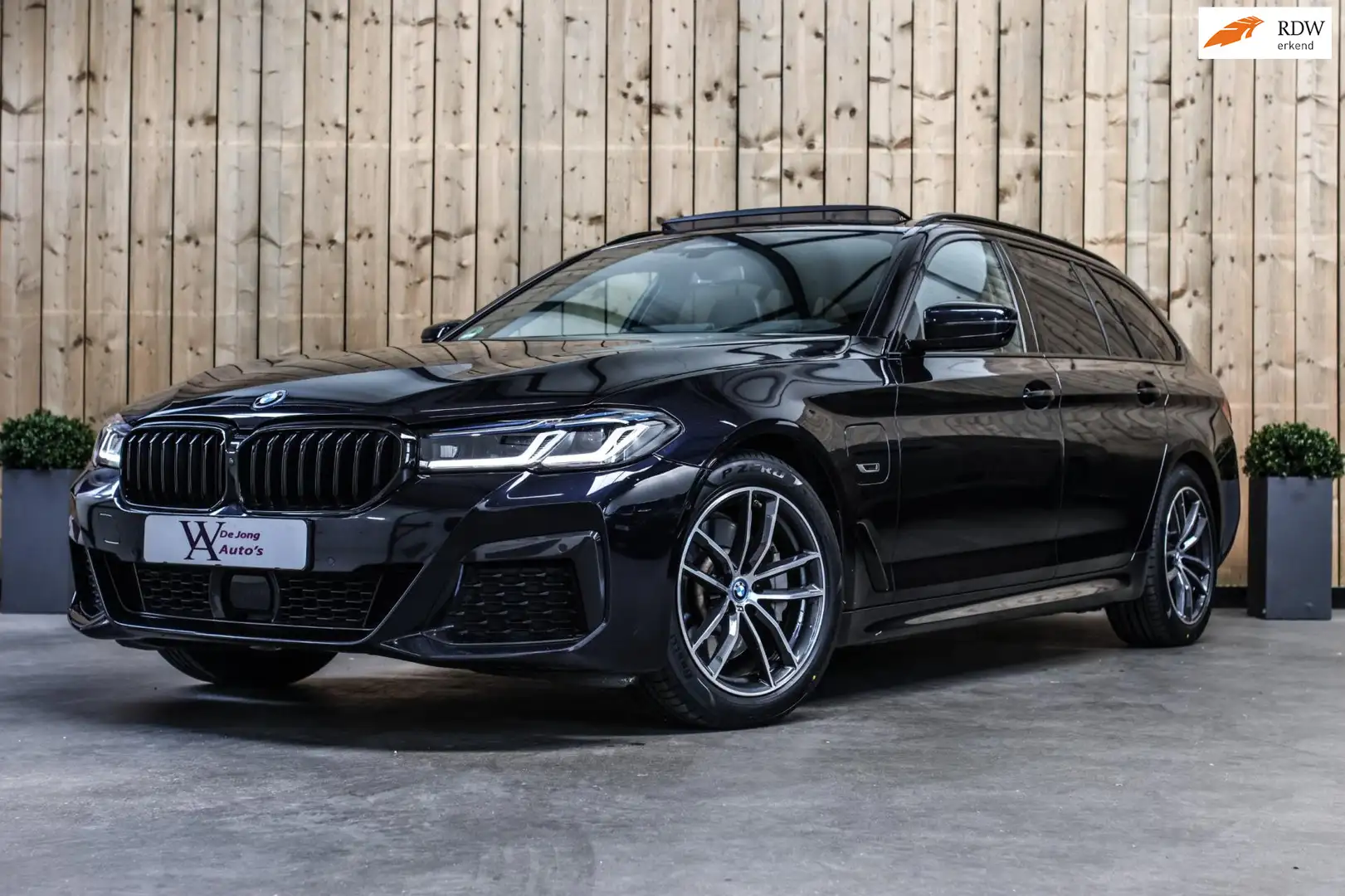 BMW 530 5-serie Touring 530e xDrive M-Sport *Pano*4-Wielbe Zwart - 1