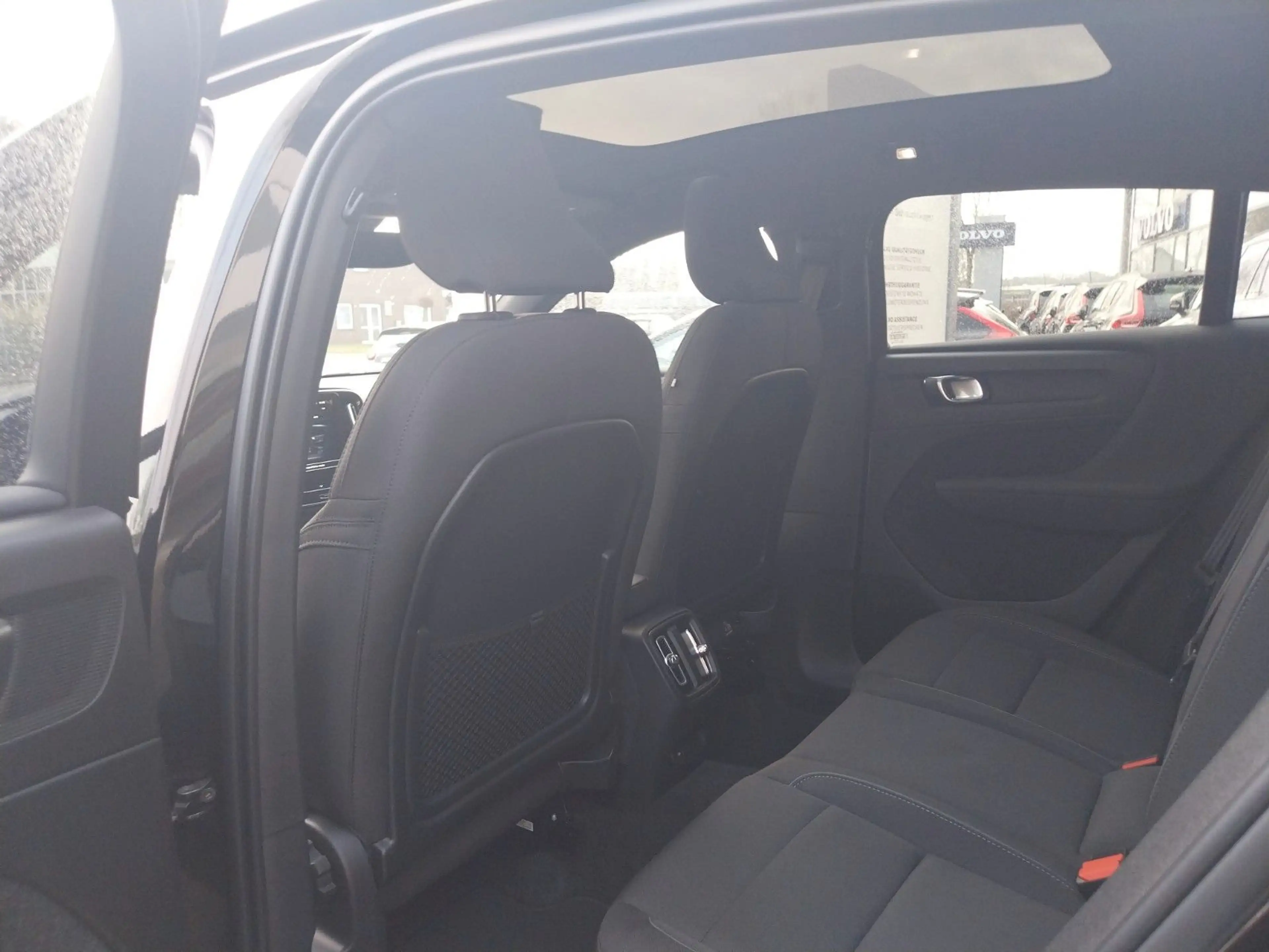 Volvo C40 Core Recharge Pure Electric 2WD — photo 11
