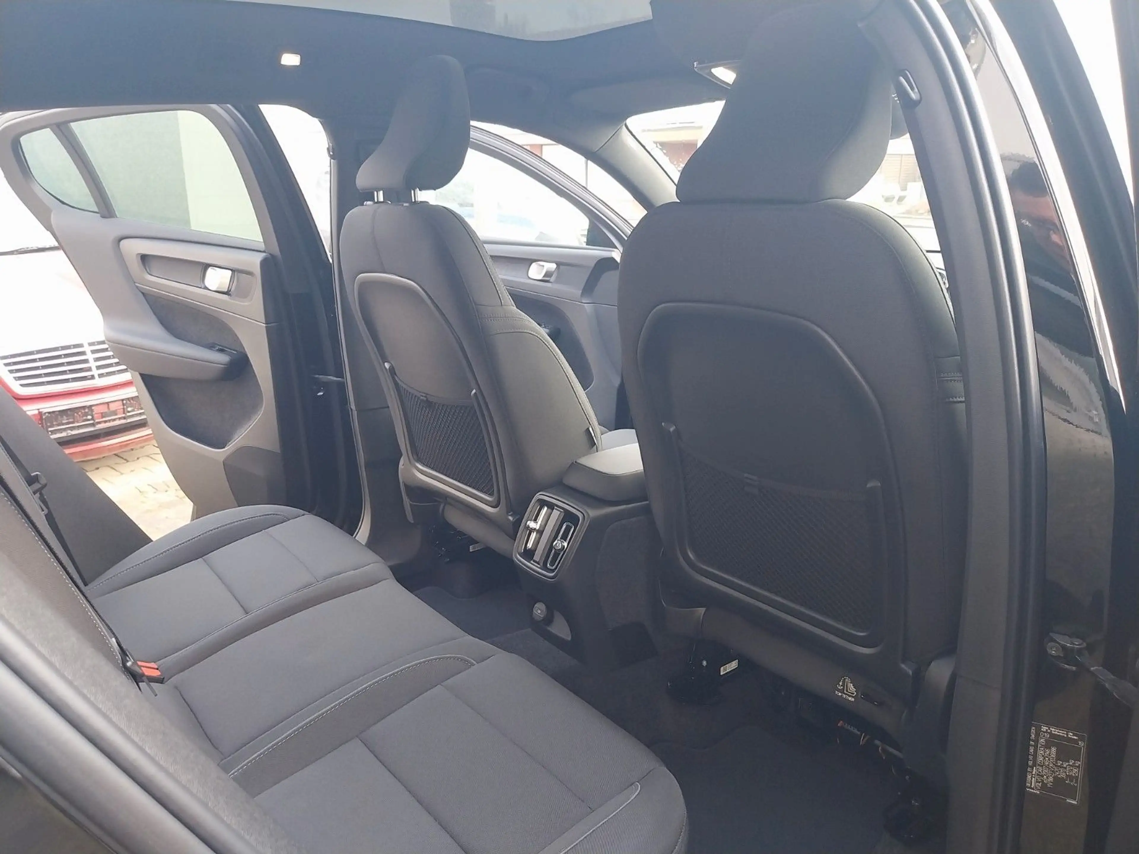 Volvo C40 Core Recharge Pure Electric 2WD — photo 13