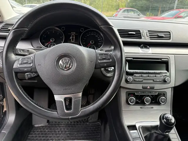 Volkswagen Passat view 9
