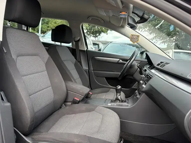 Volkswagen Passat view 10