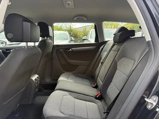 Volkswagen Passat view 11