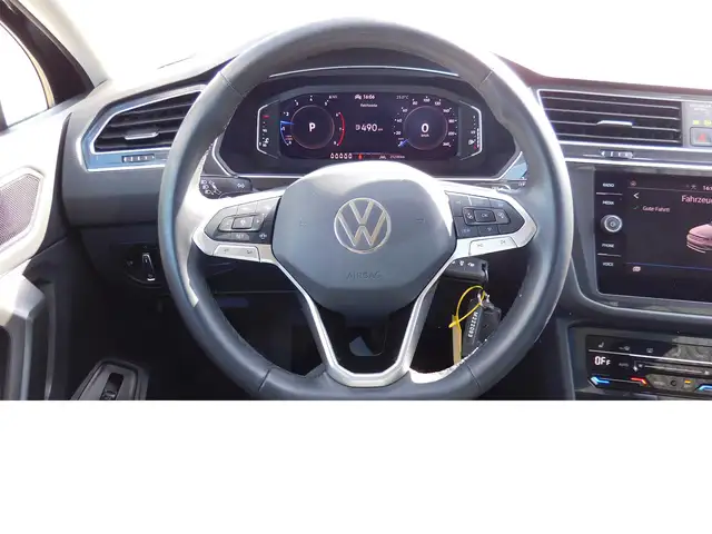 Volkswagen Tiguan Allspace view 8