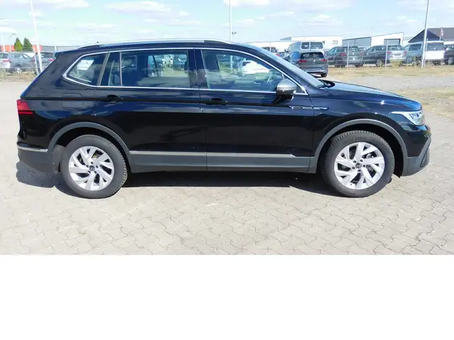 Volkswagen Tiguan Allspace view 2