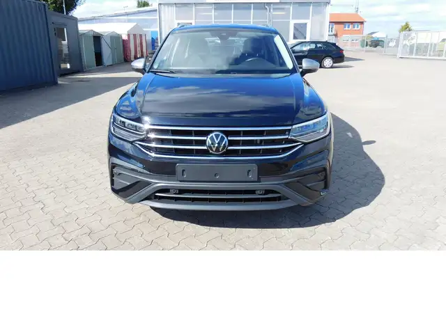 Volkswagen Tiguan Allspace view 3