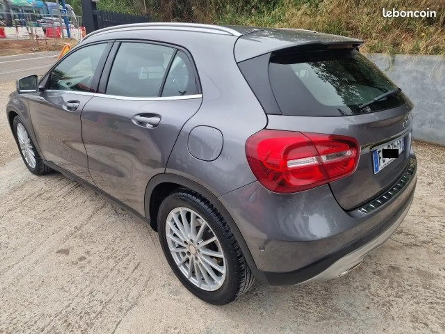Mercedes-Benz GLA 180 Classe 180 Sensation 7G-DCT Grau - 2