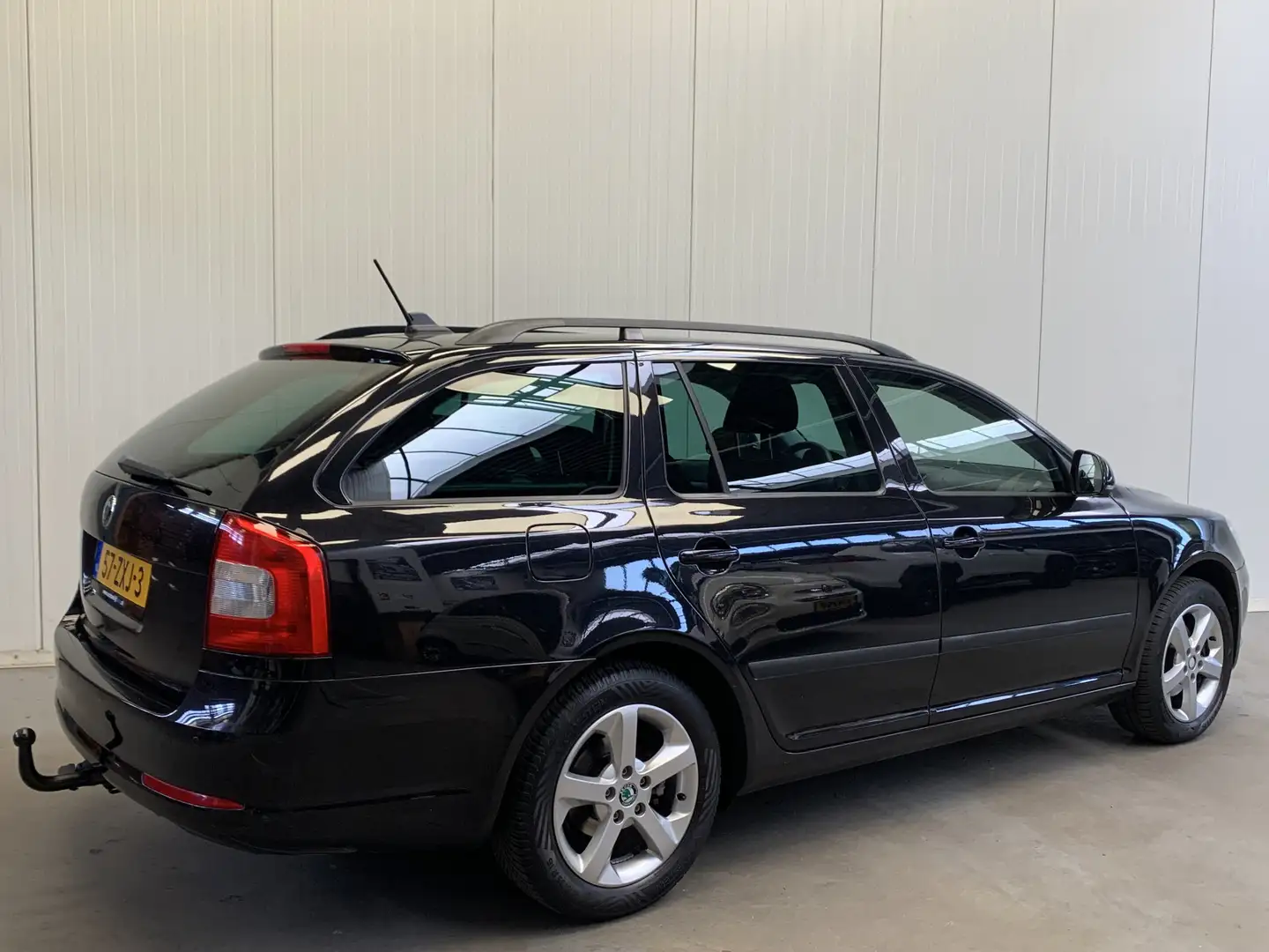 Skoda Octavia Combi 1.2 TSI Arctic NAVIGATIE-PDC-AIRCO/ECC-TREKH Zwart - 2