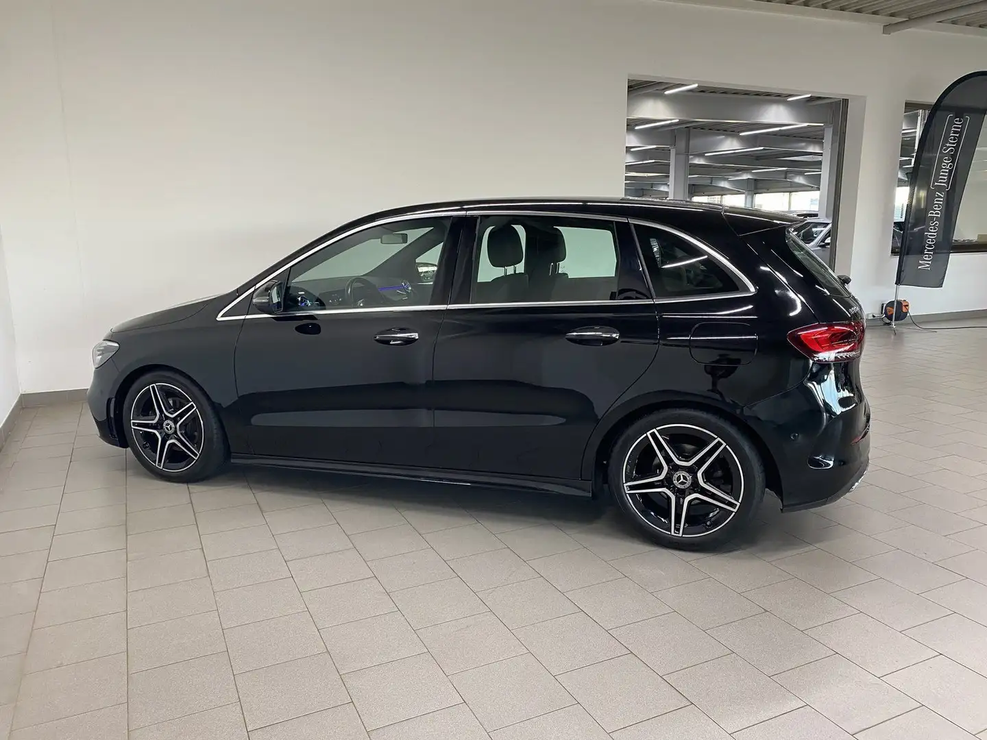 Mercedes-Benz B 180 d AMG+DIST+AHK+LED+PREMIUM NAV+KAM+18"AMG Schwarz - 2