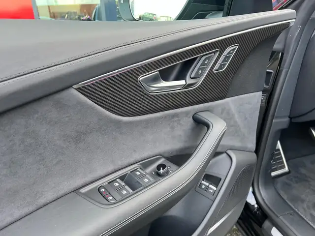 Audi Q8 view 14