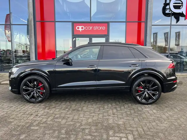 Audi Q8 view 8