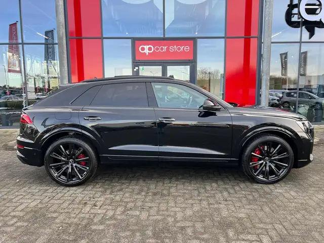 Audi Q8 view 4