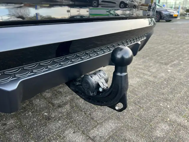Audi Q8 view 10