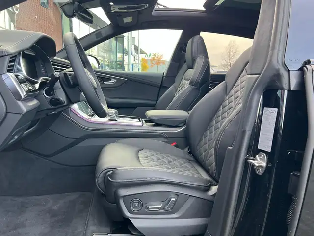 Audi Q8 view 12
