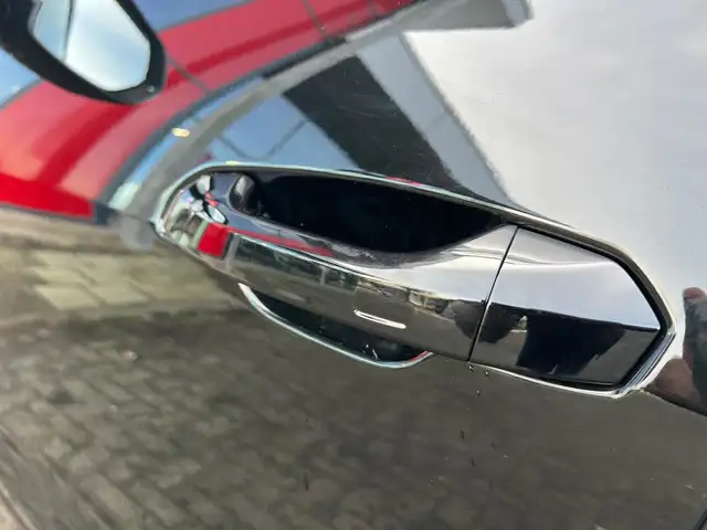 Audi Q8 view 9