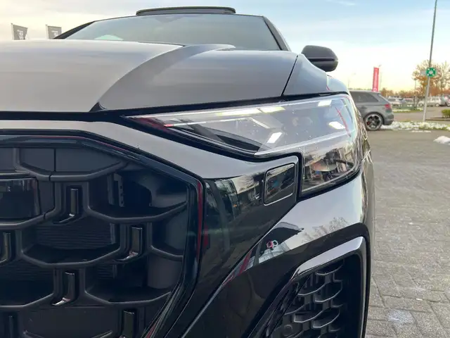 Audi Q8 view 6