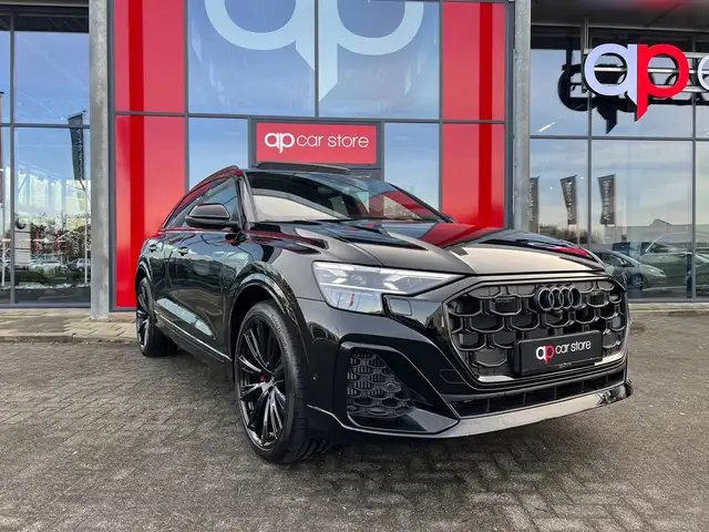 Audi Q8 view 3