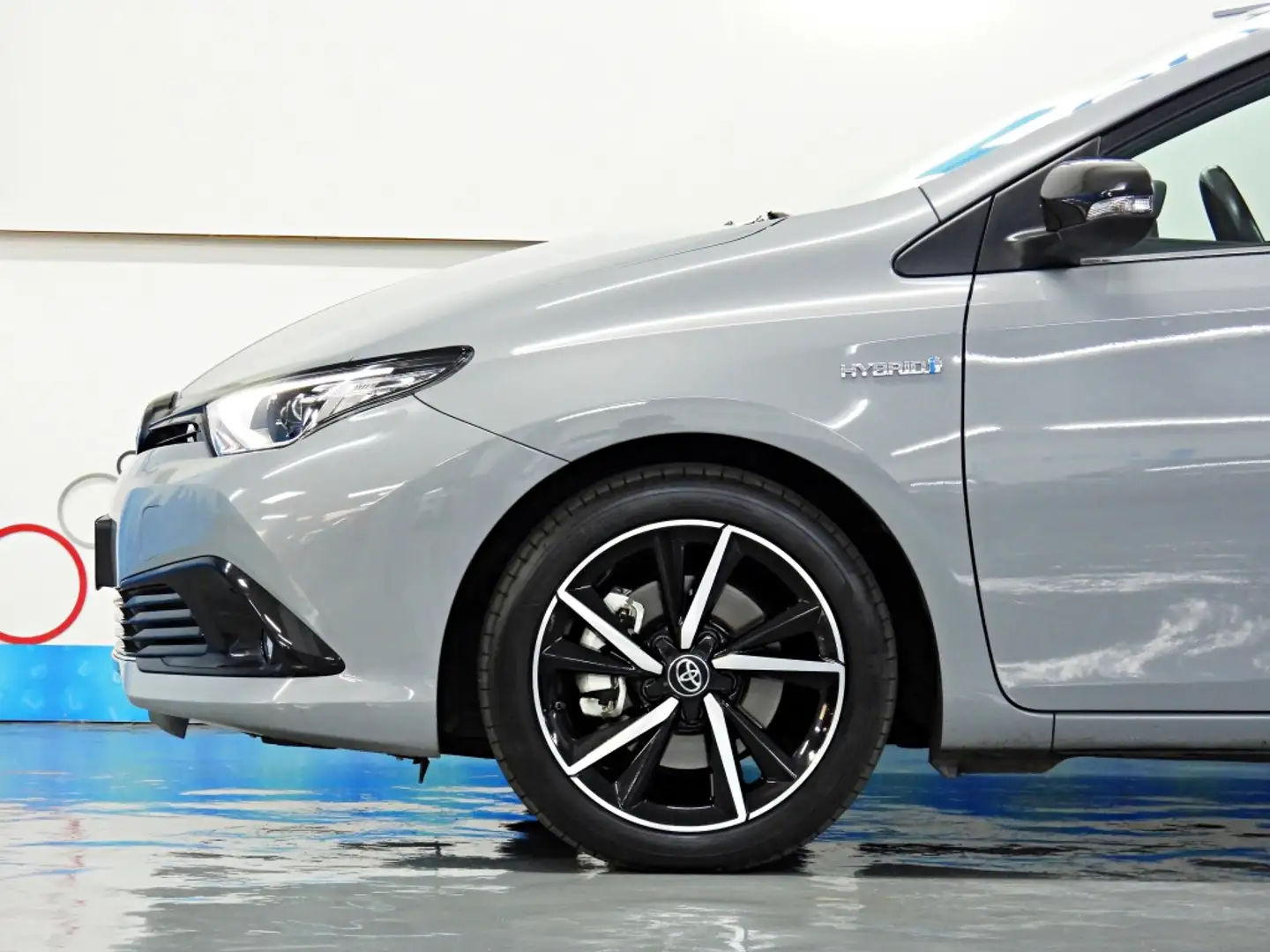 Toyota Auris hybrid 140H Feel! Edition Gris - 2