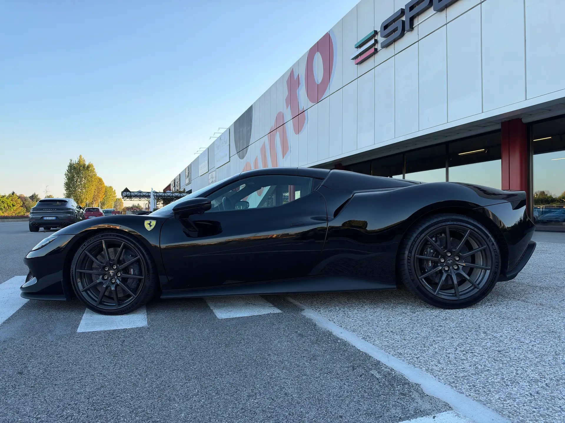 페라리 296 GTS 2024 검정 사진 3