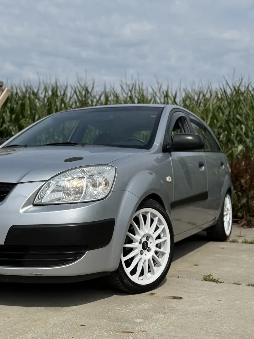 Kia Rio 1.4 L Gri - 2