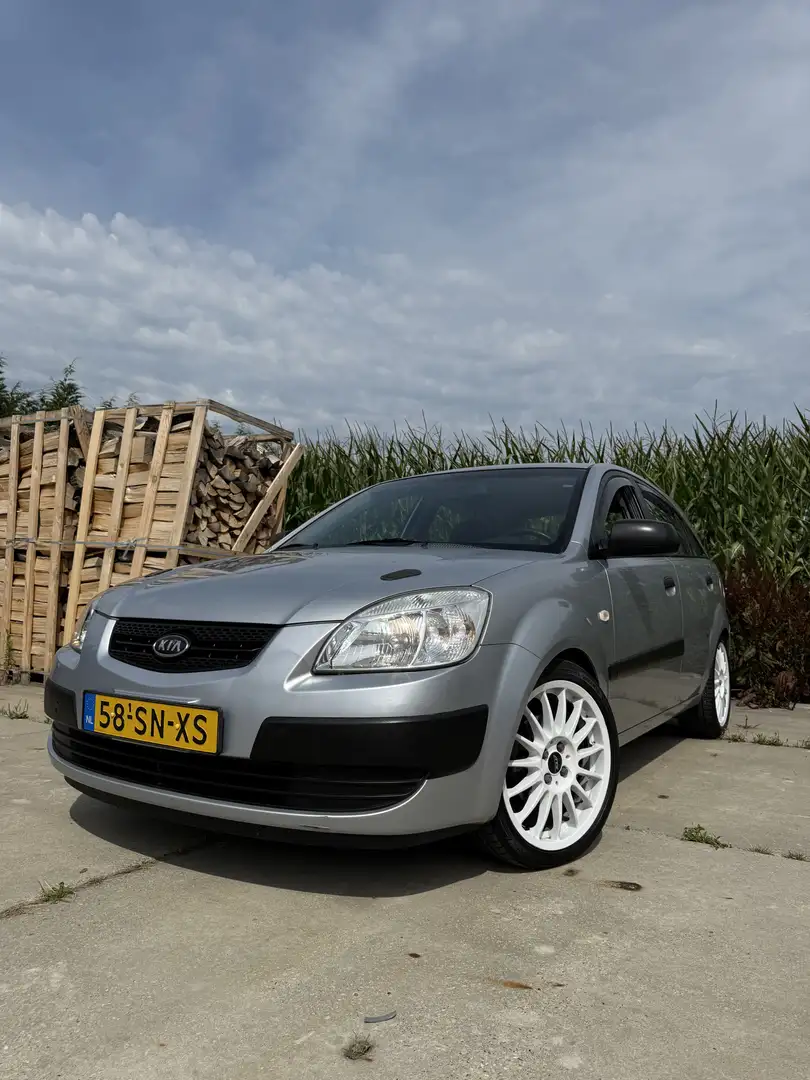 Kia Rio 1.4 L Gri - 1