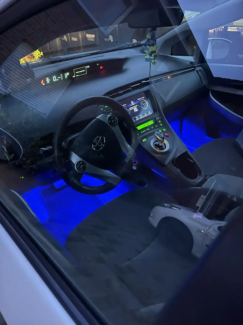 Toyota Prius (Hybrid) - 2