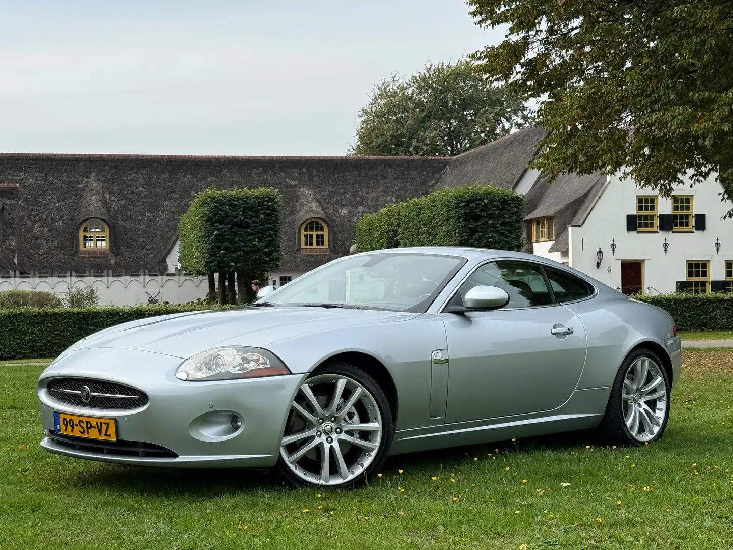 Jaguar XK 4.2 V8 Coupé Youngtimer NL auto 146dkm NAP 20" Zilver - 1