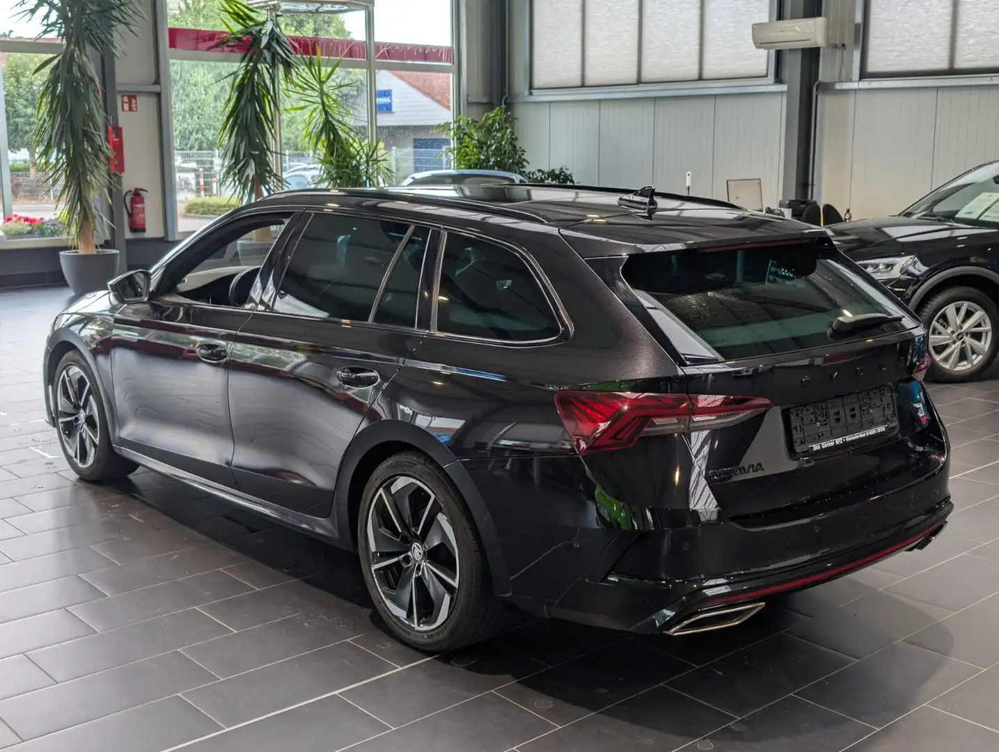 Skoda Octavia Combi 2.0 TDI DSG 4x4 RS 8-fach AHK PDC Schwarz - 2