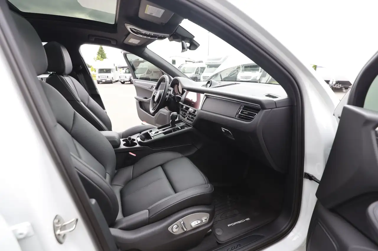 Porsche Macan photo Porsche Macan