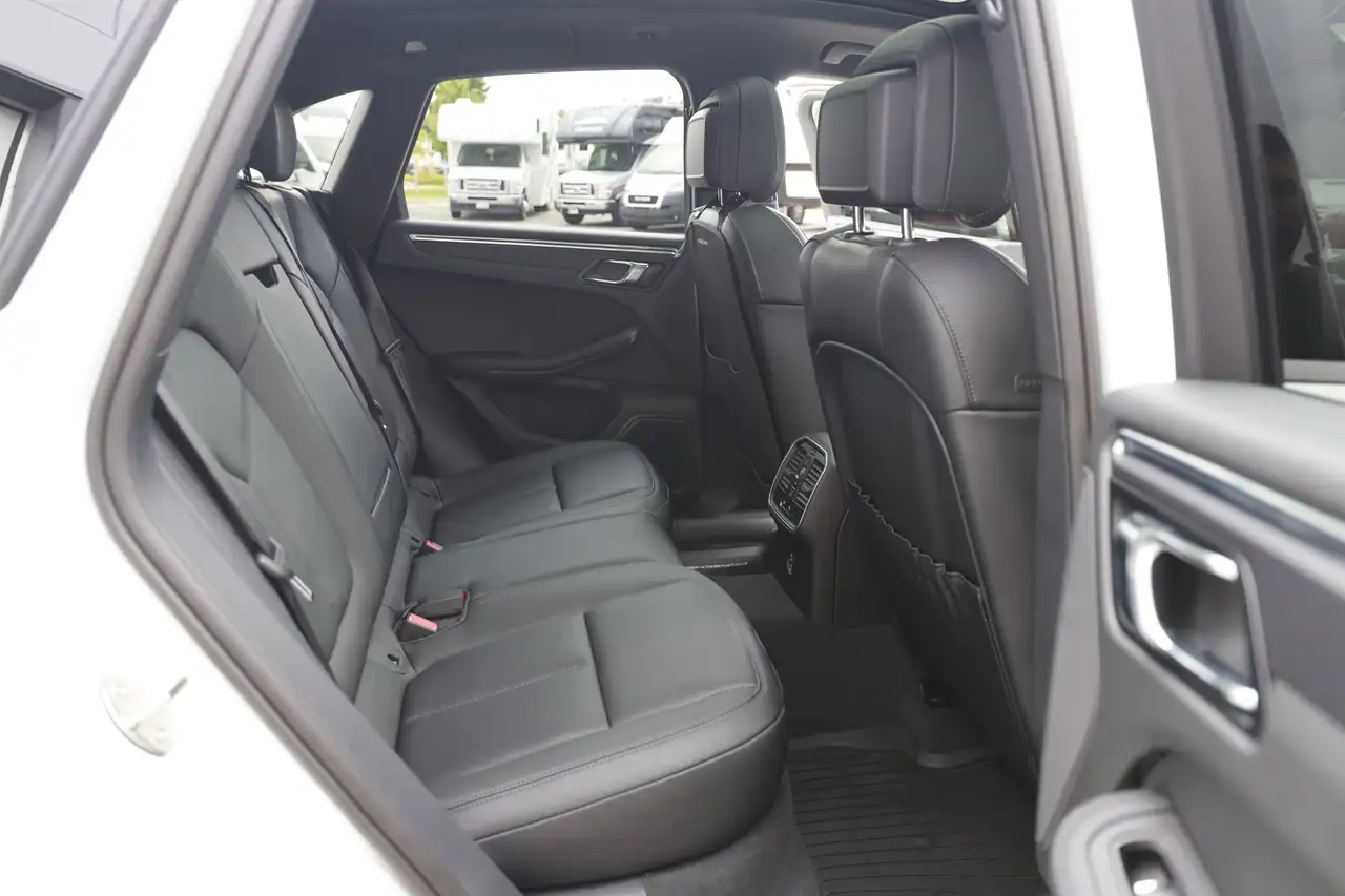 Porsche Macan photo Porsche Macan