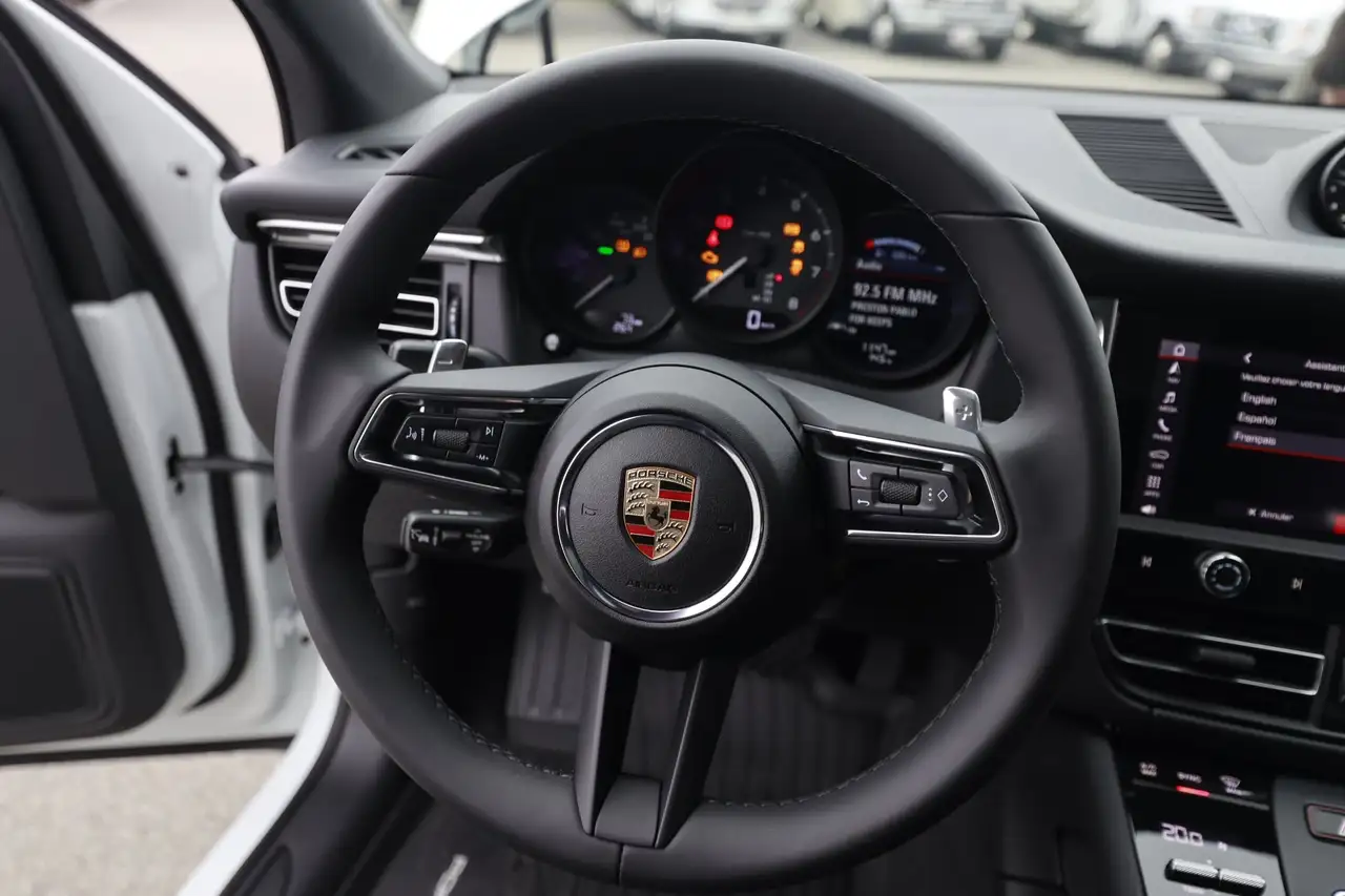 Porsche Macan photo Porsche Macan