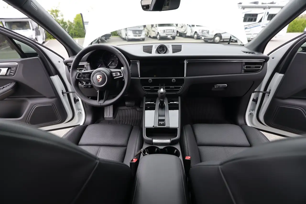 Porsche Macan photo Porsche Macan