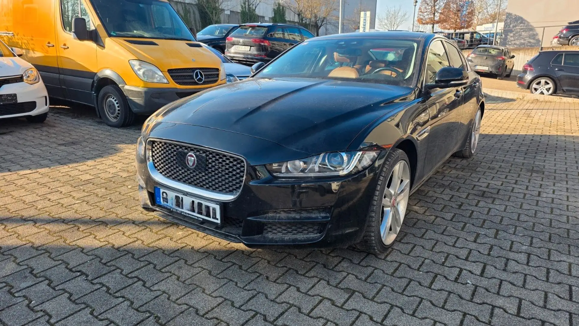 Jaguar XE 20d 180PS AWD Prestige Automatik Noir - 1