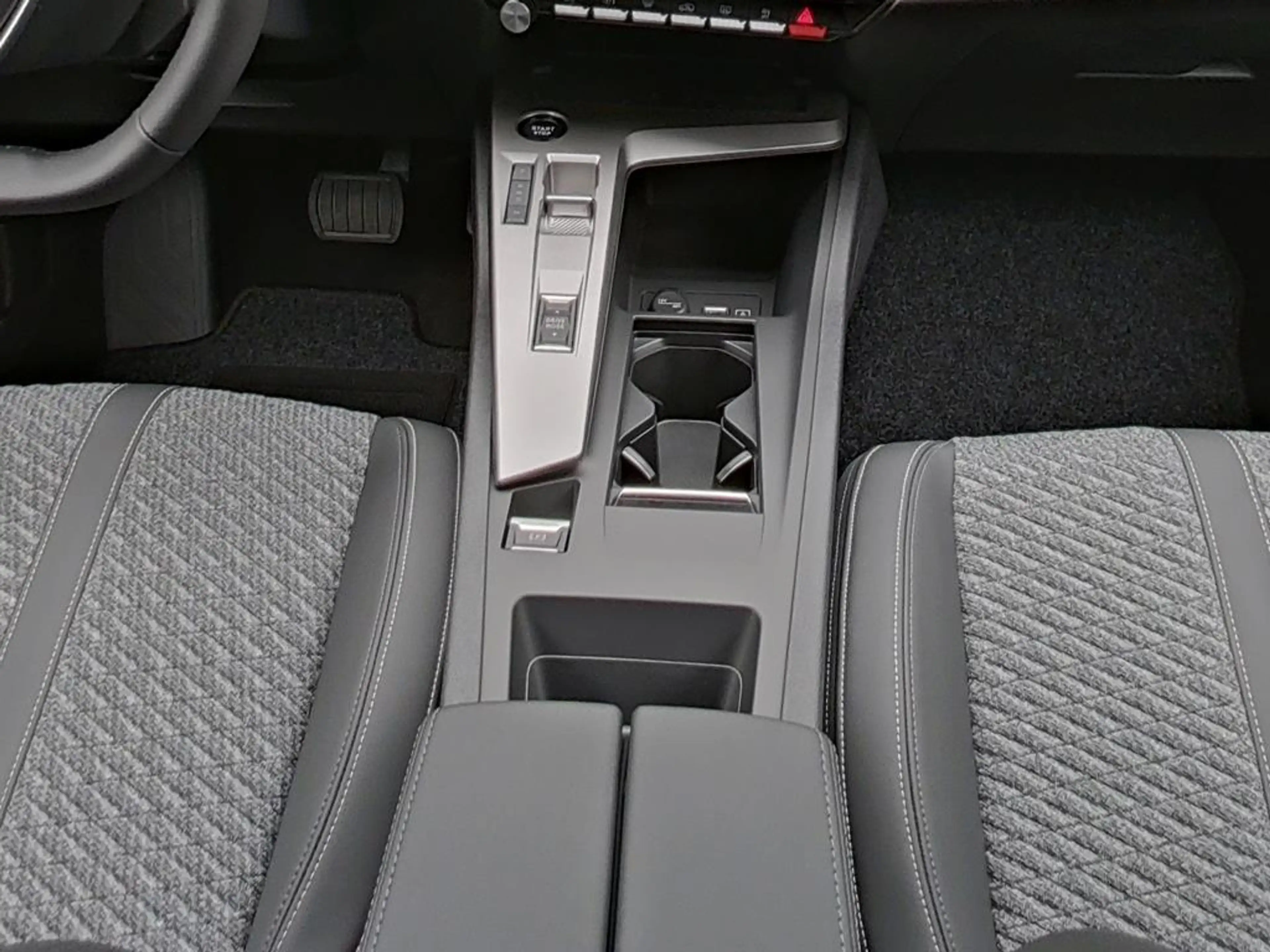 Peugeot 308 SW ALLURE DIESEL 130 EAT8 — photo 13