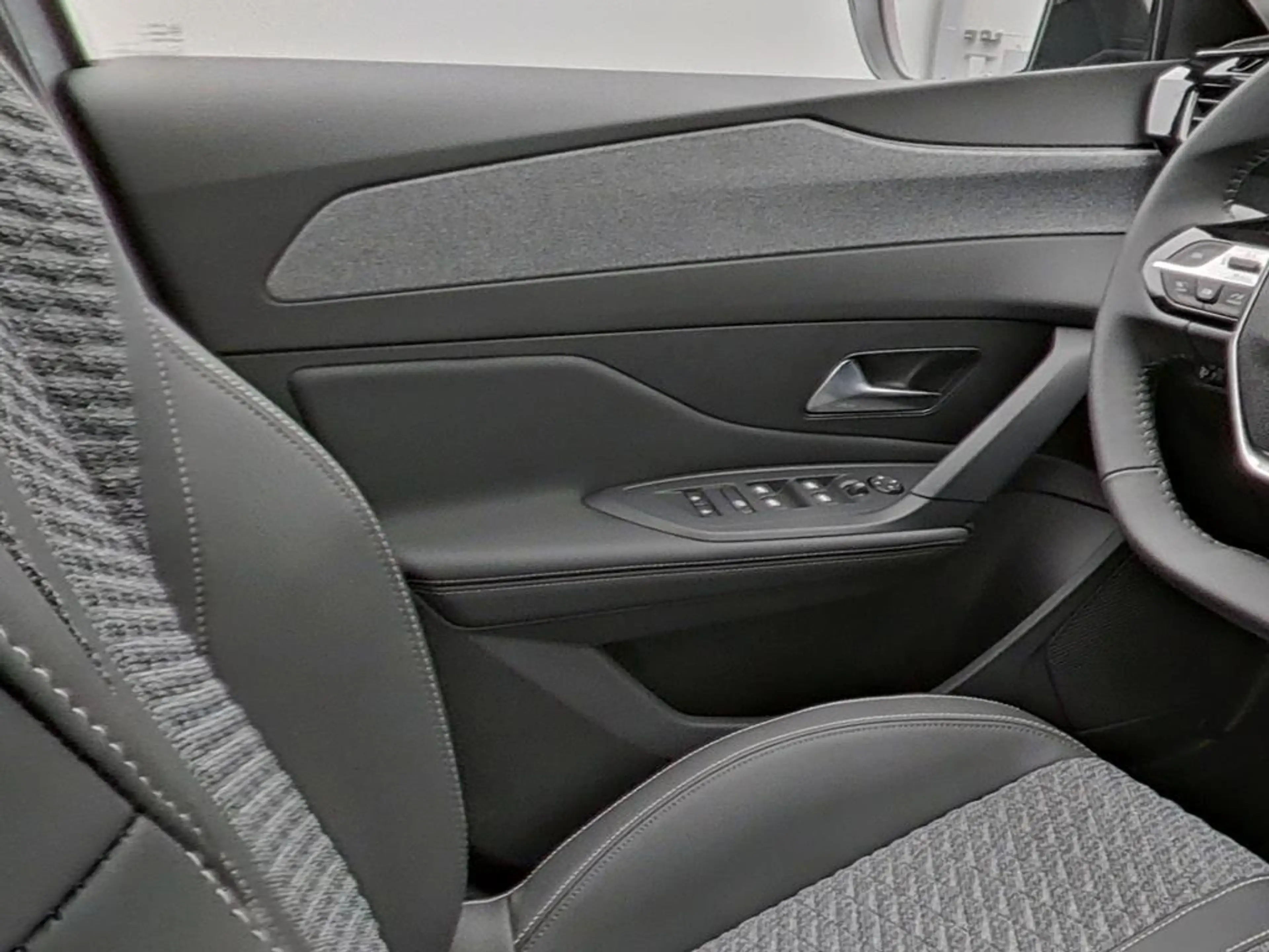 Peugeot 308 SW ALLURE DIESEL 130 EAT8 — photo 14
