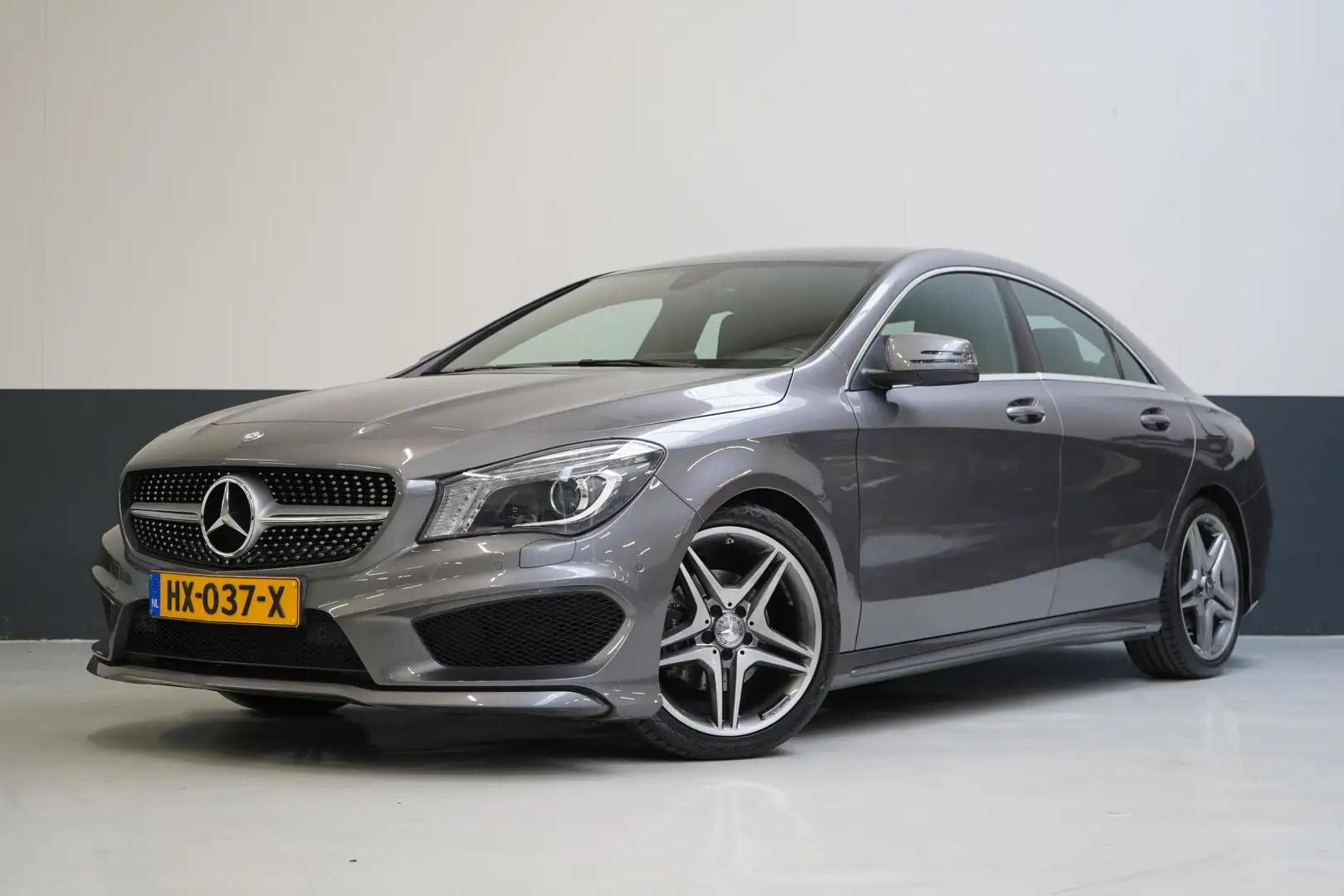 Mercedes-Benz CLA 180 Ambition | AMG-Line | Trekhaak | Navigatie | Sport Grijs - 1
