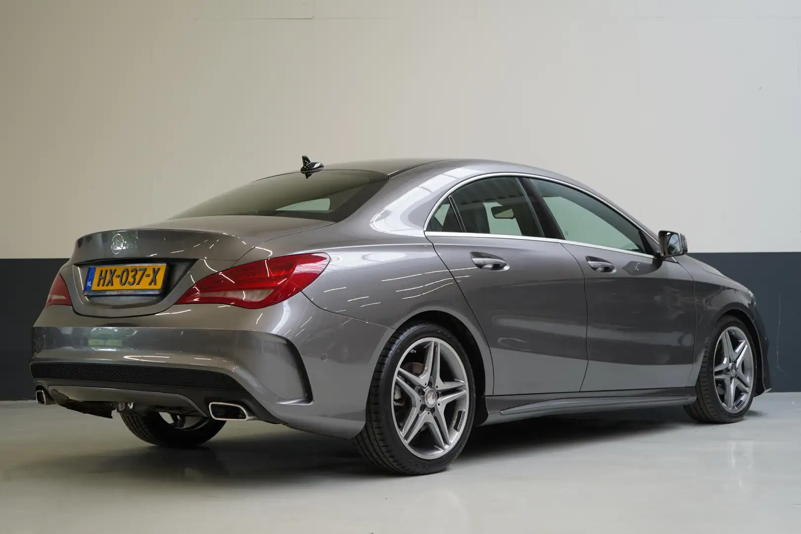 Mercedes-Benz CLA 180 Ambition | AMG-Line | Trekhaak | Navigatie | Sport Grijs - 2
