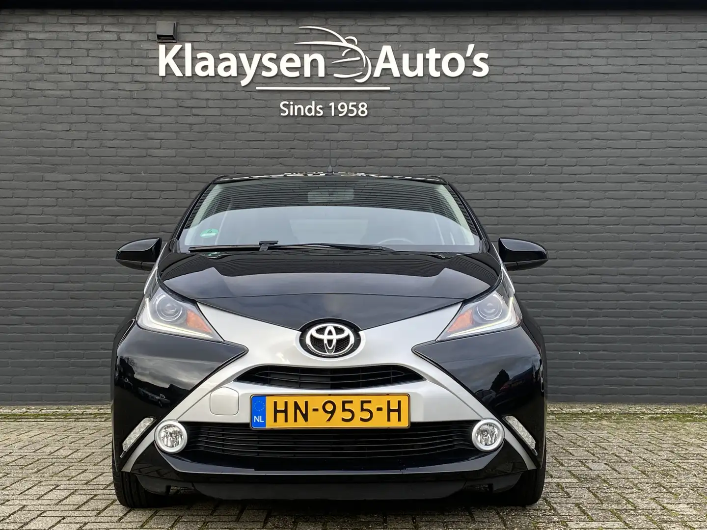 Toyota Aygo 1.0 VVT-i X-Clusiv AUT. | dealer onderhouden | nav Schwarz - 2
