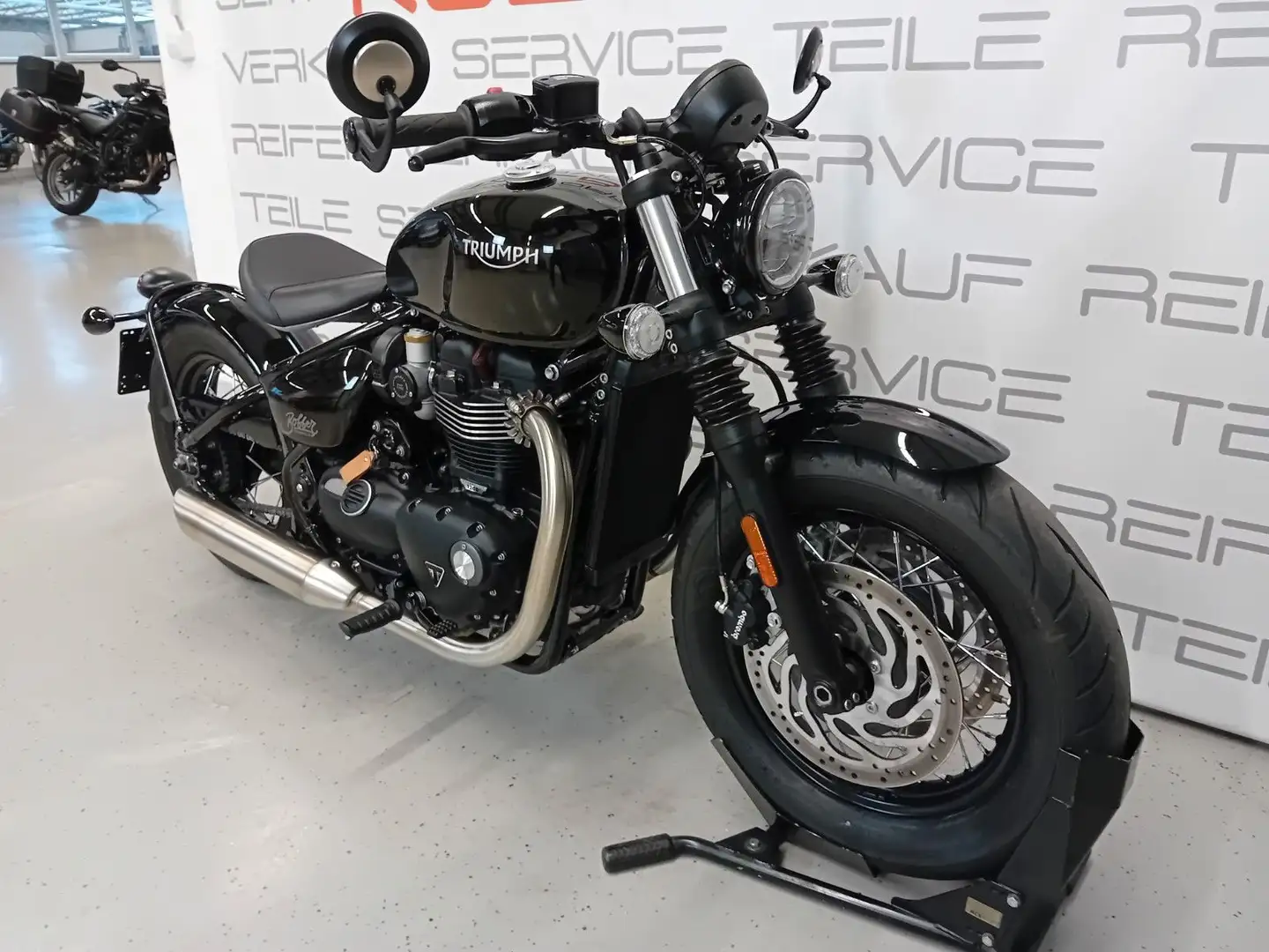 Triumph Bonneville Bobber Black Negro - 2