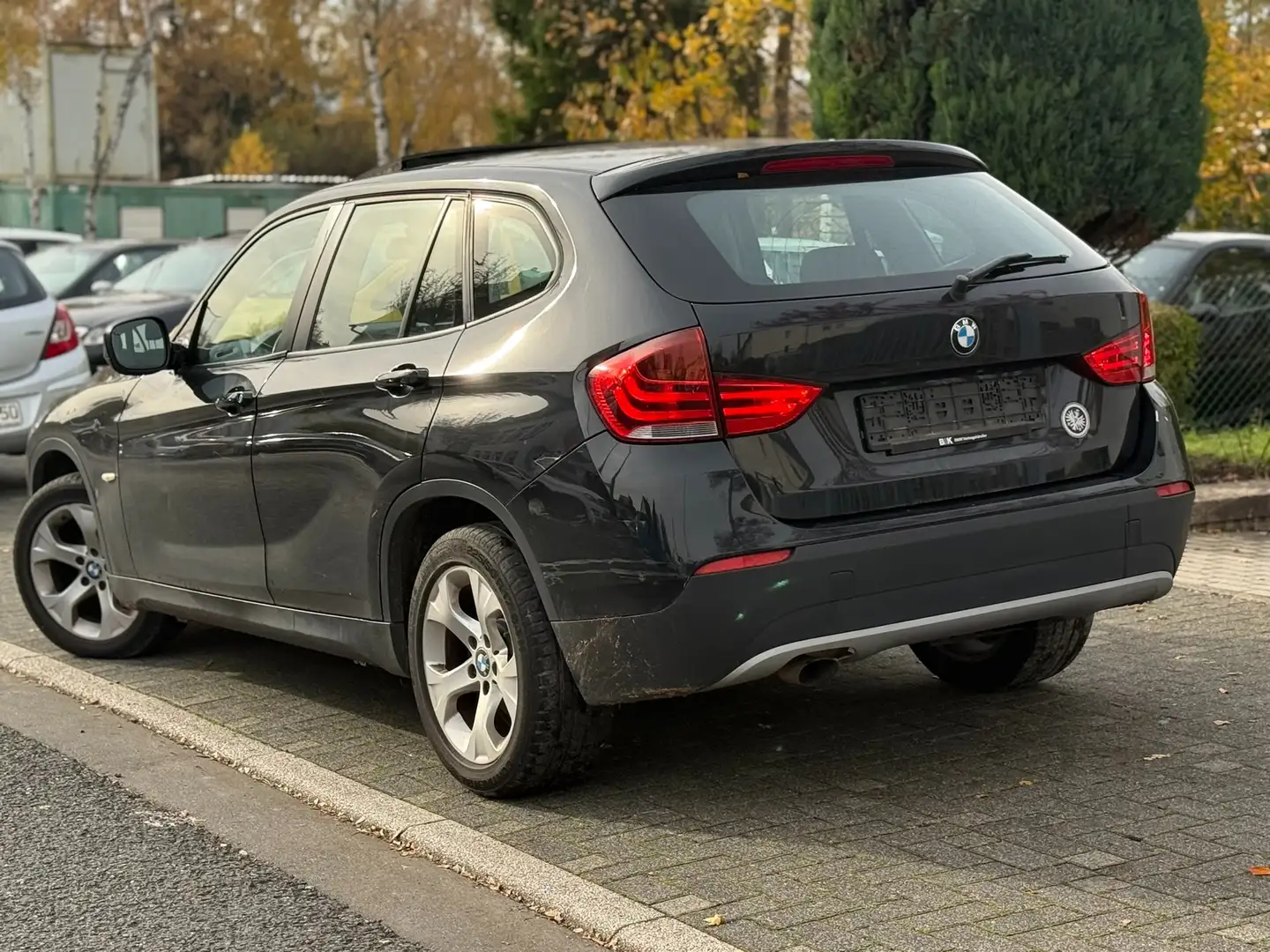 BMW X1 18 d sDrive/1.HAND/SITZHEIZUNG/PANORAMA/DIESEL Schwarz - 2