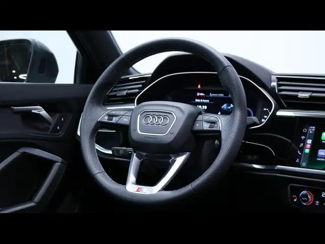 Audi Q3 view 14