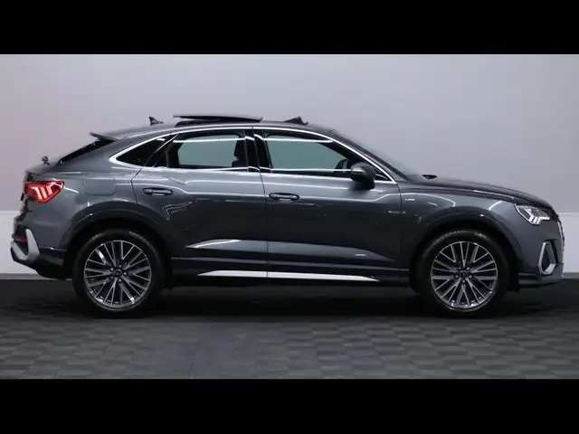 Audi Q3 view 3