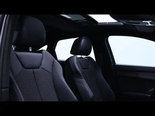 Audi Q3 view 11