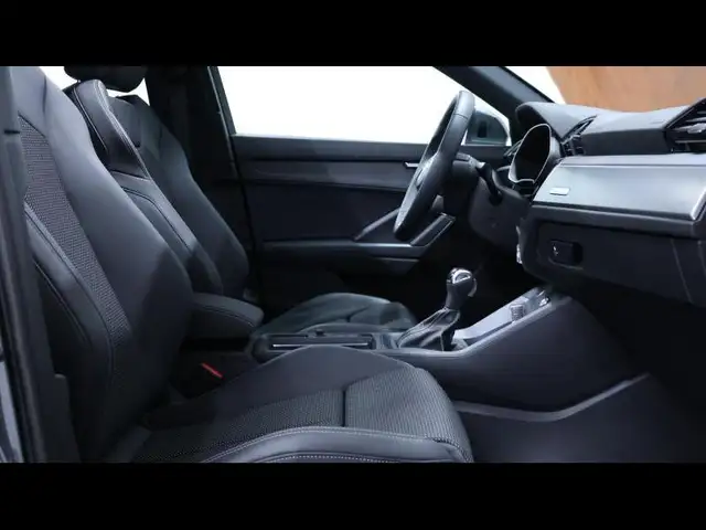 Audi Q3 view 10