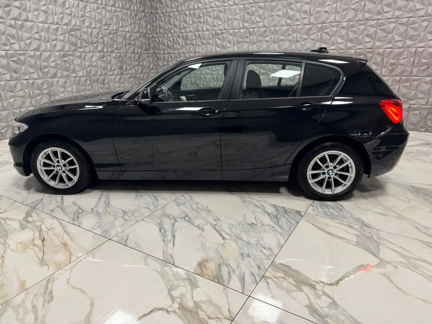BMW 118 1 Limousine Edition Shadow* Schwarz - 2
