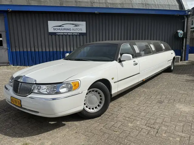 Lincoln Town Car 4.6 Signature Stretched Limo!