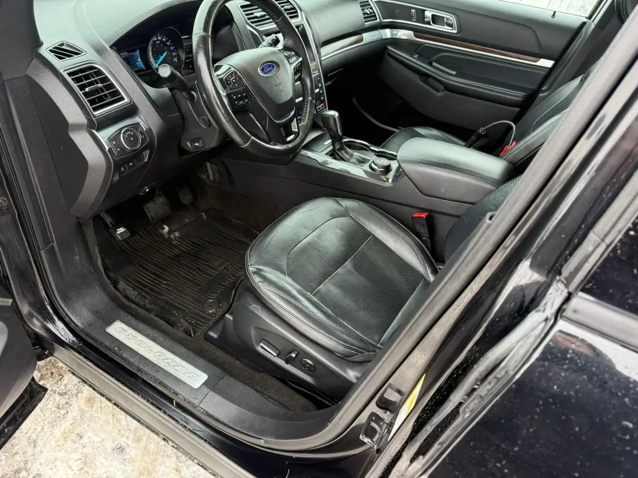 Ford Explorer photo Ford Explorer