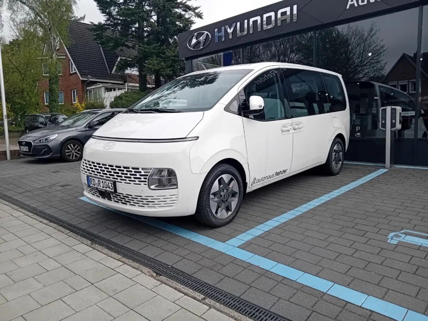 Hyundai STARIA 9-Sitzer HEV 6-AT TREND 18Alu, Park-P., Easy-Acces Weiß - 2