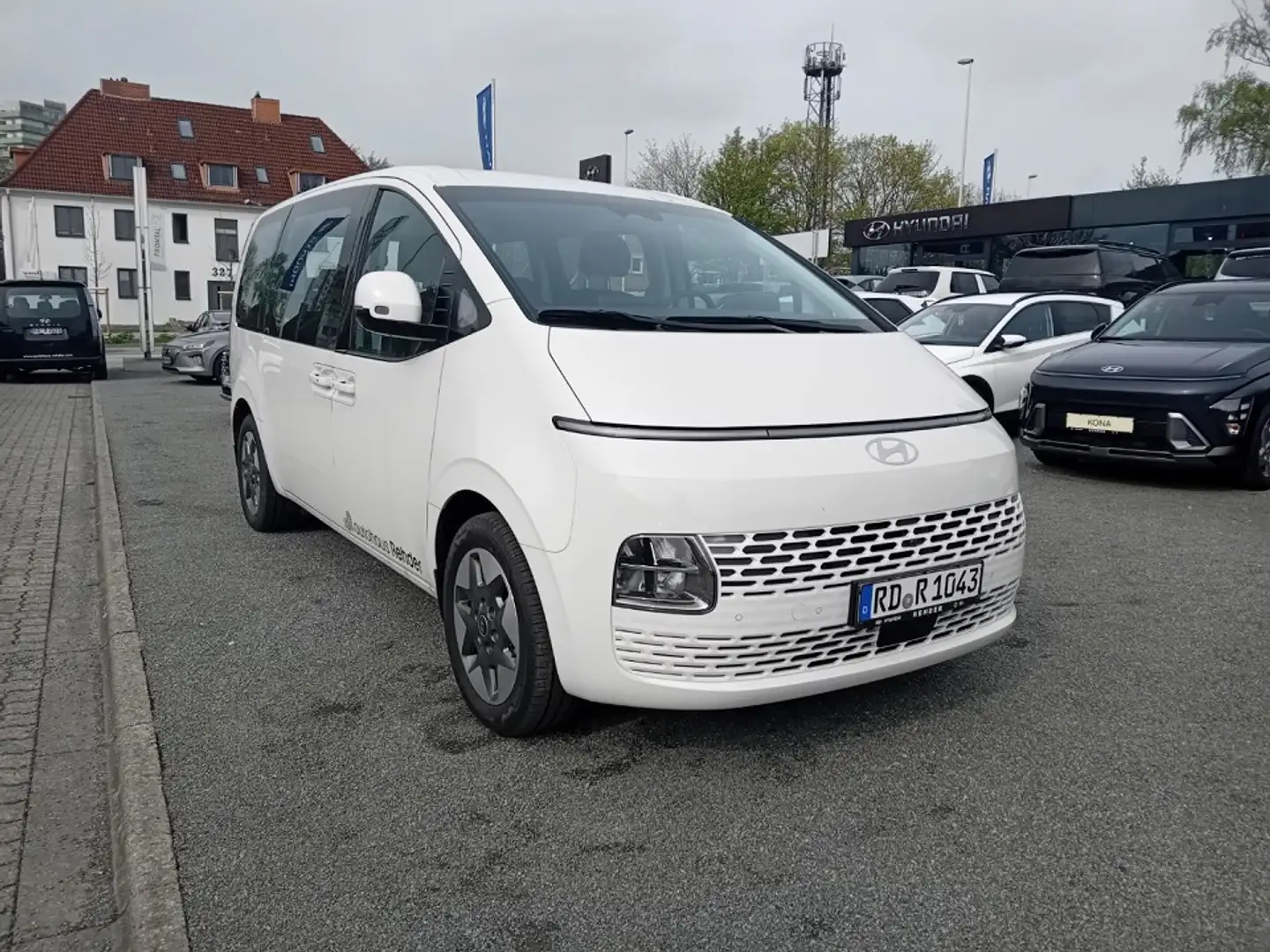 Hyundai STARIA 9-Sitzer HEV 6-AT TREND 18Alu, Park-P., Easy-Acces Weiß - 1