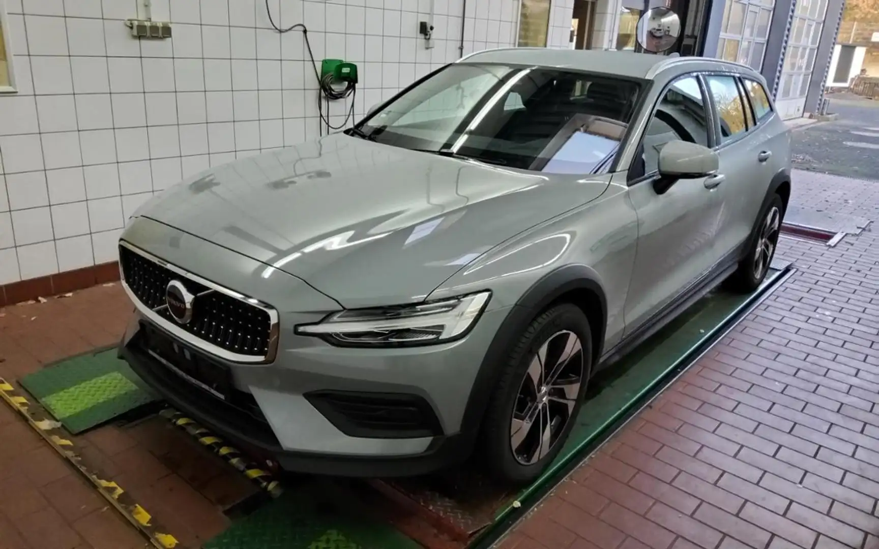 Volvo V60 Cross Country B4 (D) AWD Plus+WINTERPAK+RFK+ Grau - 2