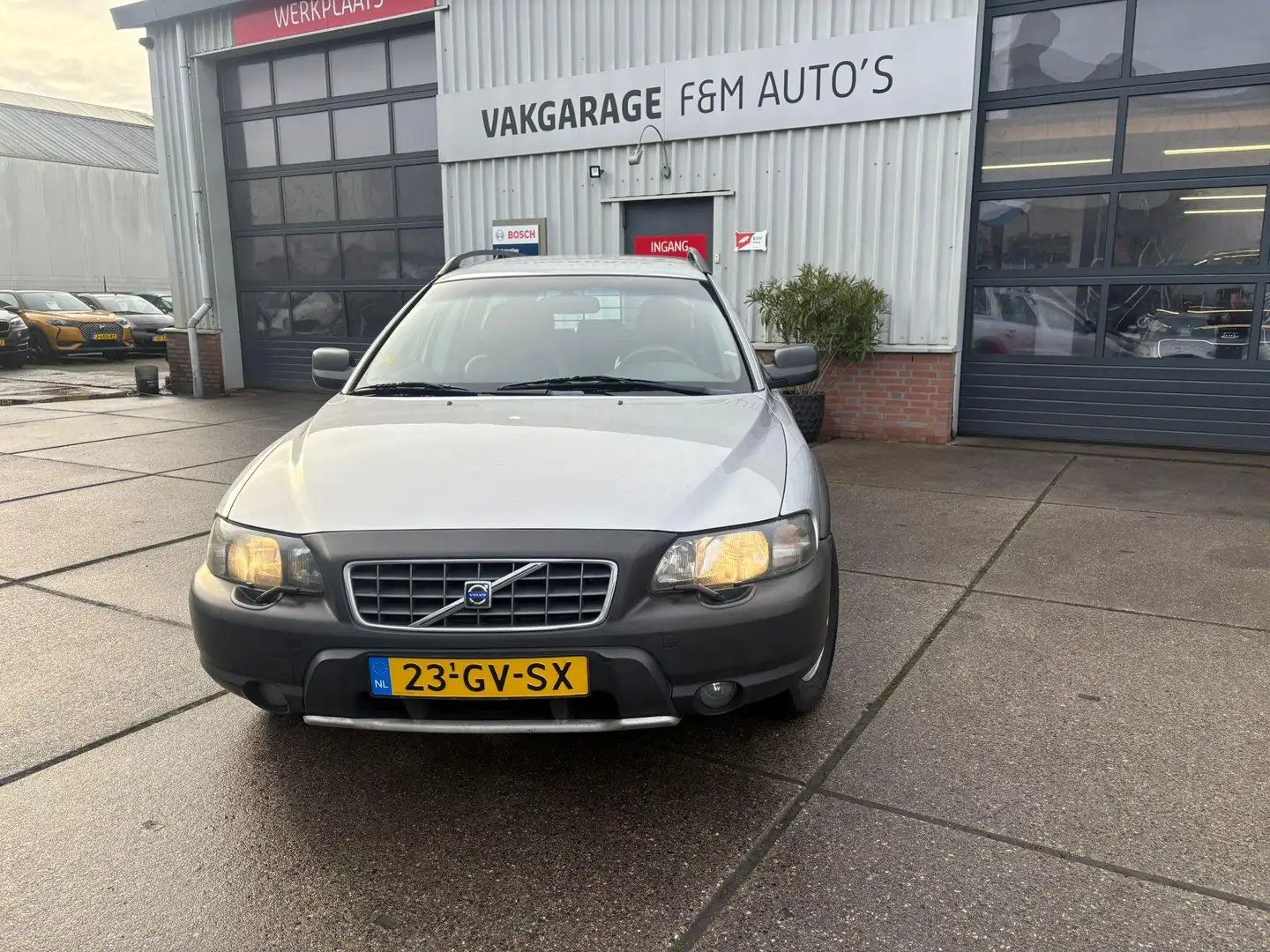 Volvo V70 Cross Country 2.4 T Comfort Line Grijs - 2